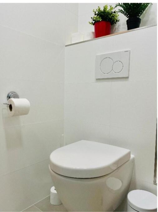 Stylish 2 Bedrooms In Center Apartment