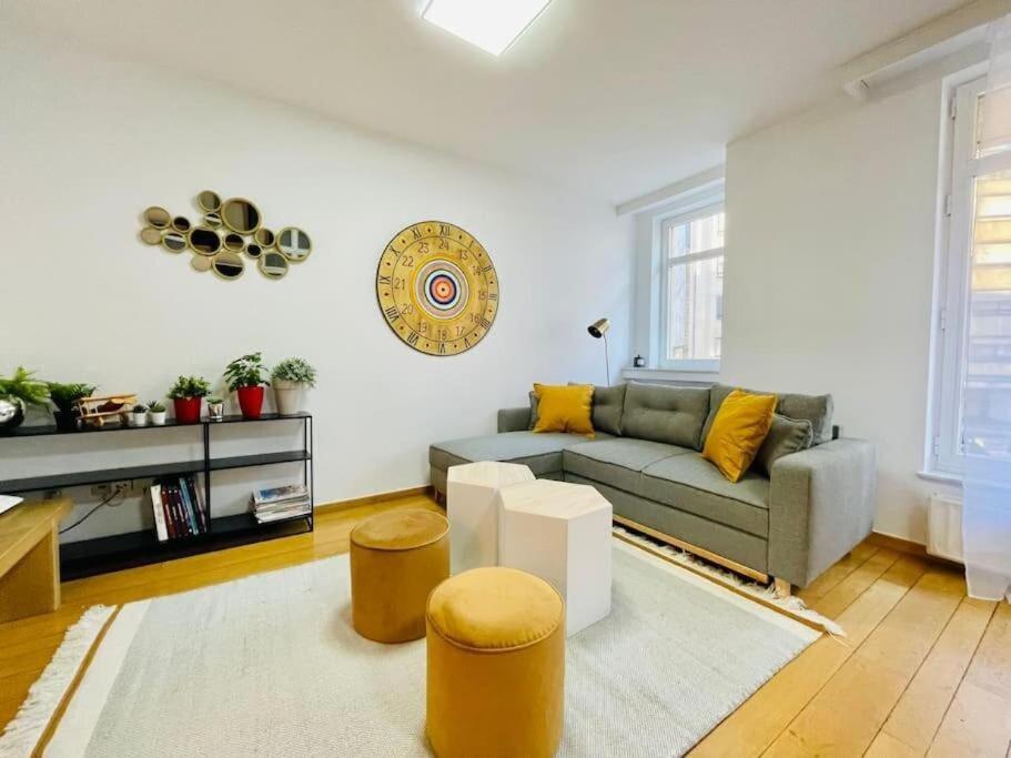 Stylish 2 Bedrooms In Center *